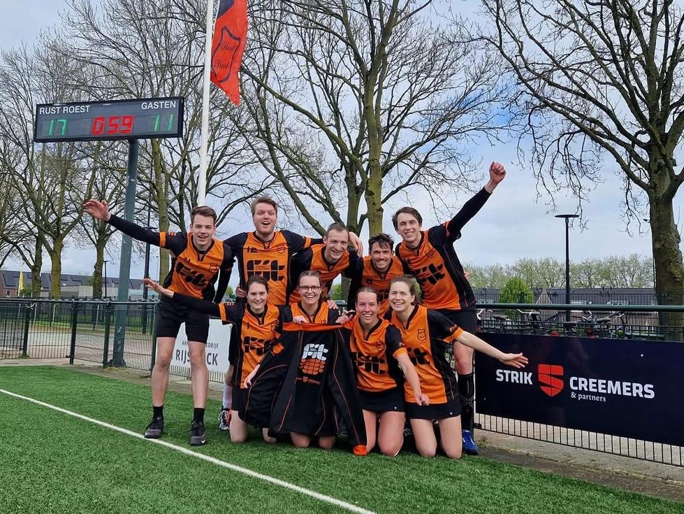 Team viert overwinning op sportveld